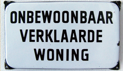 878202 Afbeelding van een emaillen bord met de tekst: 'ONBEWOONBAAR VERKLAARDE WONING', uit de objectencollectie van ...